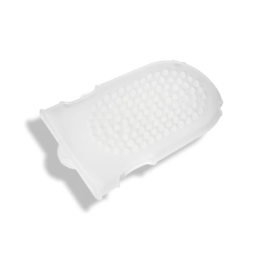 The Body Glove is an indispensable accessory used to enhance the penetration of active ingredients and boost the effects of Biologique Recherche treatments. Composed of two sides, this malleable silicone glove is used to massage all the areas of the body.