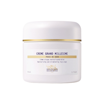 Crème Grand Millésime is a multi-function cream that revitalizes and illuminates the complexion.

